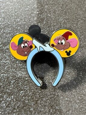 Disney Jaq and Gus Cinderella Slipper Pin Chaser Wave A 2026